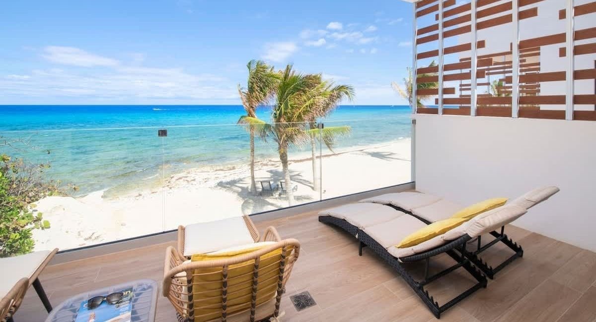 Beachfront vacation rental with Caribbean Sea view in Grand Cayman during the low season